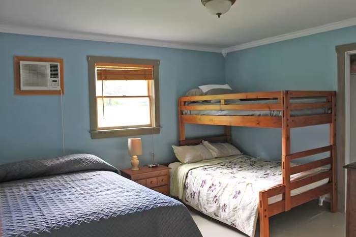 Twin bedroom with bunk beds